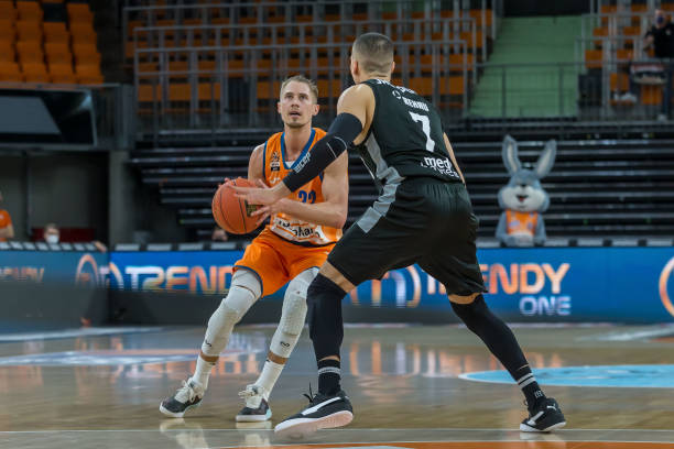 对攻与防守 对攻与防守