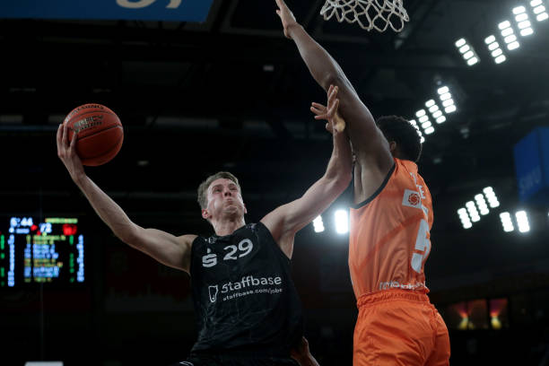 更是在配合 更是在配合