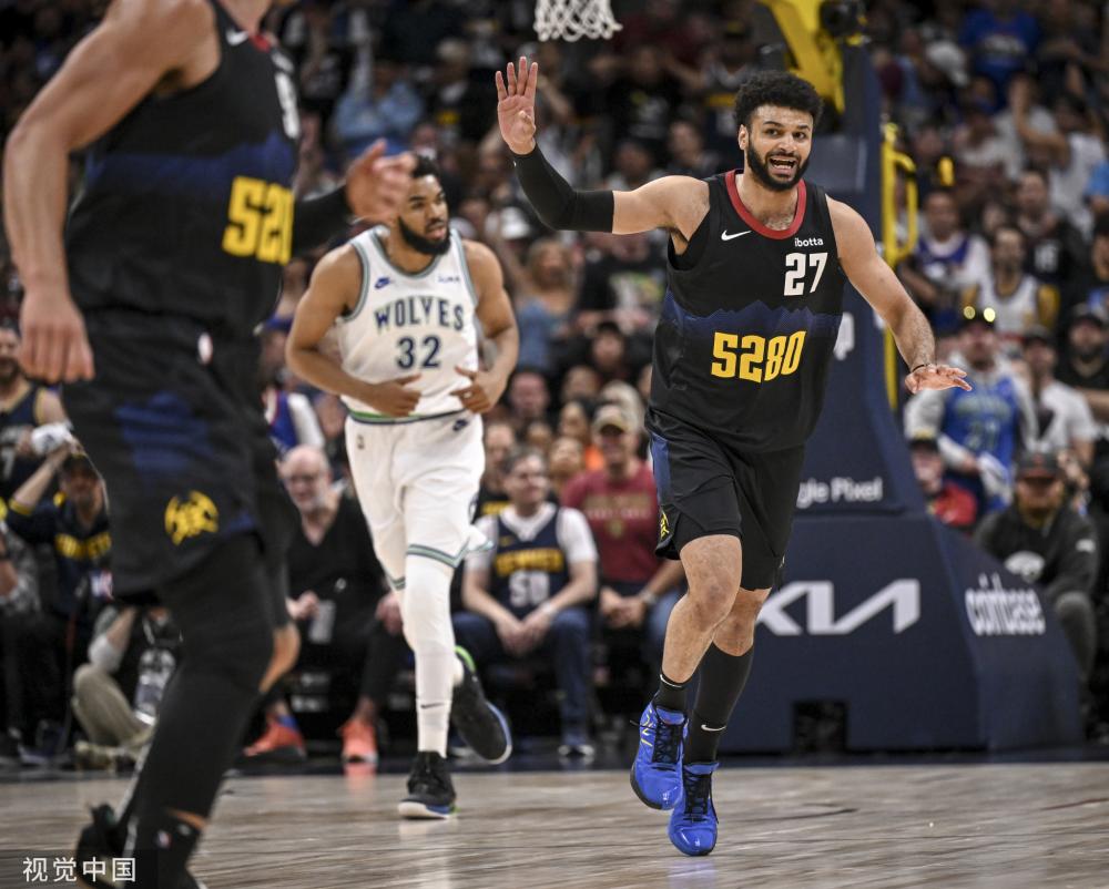 一名年轻中 一名年轻中